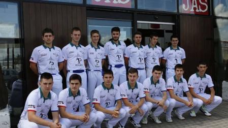 Catorce de los 48 pelotaris seleccionados para disputar el VI Torneo Muebles Polque posan en la entrada de la sede del patrocinador principal.