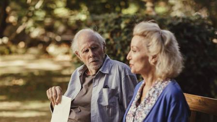 Bruce Dern junto a Caroline Silhol durante el rodaje de 'Remember Me'.