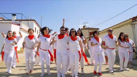 El coro de Rada invita a las fiestas de la localidad con una canción, videoclip incluido