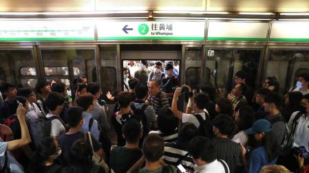 Las protestas de Hong Kong obstruyen el metro de la ciudad