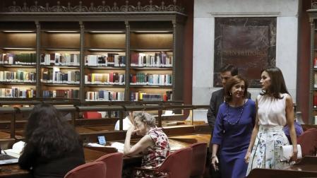 Durante su visita, la Reina ha podido ver piezas representativas de la colección de Bilbioteca como el Códice Madrid I de Leonardo da Vinci, el manuscrito 'Crucifixión' de Federico García Lorca y un grabado de Goya