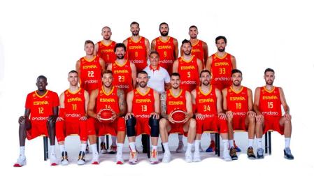 Los dieciséis jugadores convocados para jugar con España son (arriba, de izda. a dcha.) Quino Colom, Pau Ribas, Ricky Rubio y Jaime Fernández, (centro, de izda. a dcha.) Xabi Rabaseda, Sergio Llull, el seleccionador Sergio Scariolo, Rudy Fernández y Javier Beirán (abajo, de izda. a dcha.) Ilimane Diop, Víctor Claver, Willy Hernangómez, Marc Gasol, Juancho Hernangómez, Pablo Aguilar, Pierre Oriola y Joan Sastre.