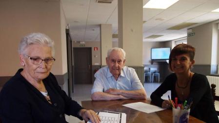 Desde la izda.: los usuarios Gloria García Ardanaz y Adolfo Gutiérrez Reyes, y la técnica de jubiloteca Uxue Torrea Latasa.