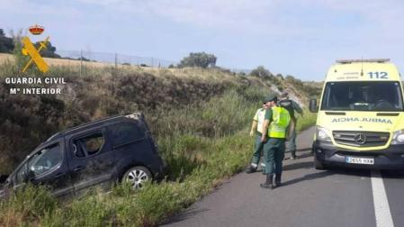 Cuatro miembros de una familia, heridos al volcar su vehículo en la AP-15