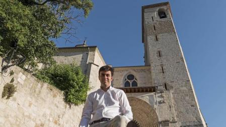 El alcalde de Estella, Gonzalo Fuentes, en la escalinata de la iglesia de San Pedro de la Rúa.