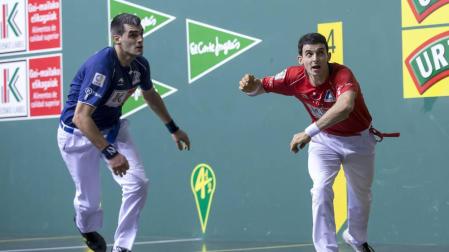 Joseba Ezkurdia y Jokin Altuna, en un lance de la pasada final del Cautro y Medio en el Navarra Arena.