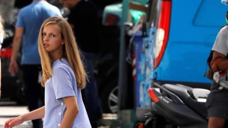 El Rey Felipe VI y la Reina Letizia acompañados de sus dos hijas, la Princesa de Asturias y la Infanta Sofía, han asistido este jueves al Club Náutico de Palma (RCNP) en la primera jornada de la 38ª Copa del Rey Mapfre.