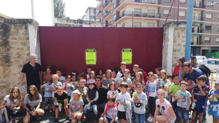 Los niños que participaron en el Concurso Infantil de Pintura Taurina junto al rejoneador mexicano Luis Pimentel.