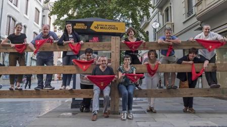 Arropados por la junta directiva. José Flamarique Ganuza y Loreto San Martín Luis, los dos protagonistas del cohete de hoy, Viernes de Gigantes, posan en el vallado del encierro a la altura de la calle Baja Navarra. Detrás, el resto de la junta directiva. Desde la izquierda, Laura Ros, Jorge Ruiz, Ana Benito, Ignacio Sanz, Maribel Ausejo, Mª José Lasheras, Iranzu Leza y Víctor Napal.