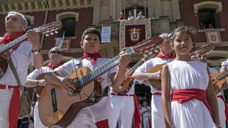Estella ha arrancado este viernes, Viernes de Gigantes, sus fiestas patronales. Los actos festivos en la ciudad del Ega se prolongarán durante siete días.