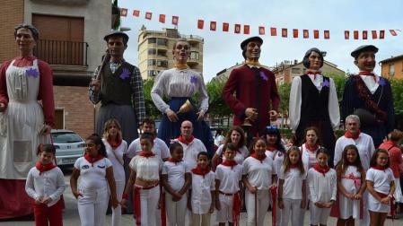 La corporación infantil, presidida por Amaia Recalvo Mina (en el centro con la vara de mando) junto con los gigantes y parte del Ayuntamiento.