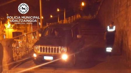 Un conductor hace caso a su GPS y acaba en las escaleras de la Cuesta de Labrit