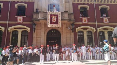 Un "viva el comercio y la hostelería" a dúo en el cohete de Estella