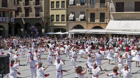 Los ex danzaris bailan la Era en homenaje al folclore estellés