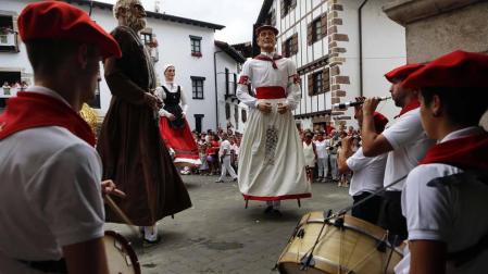 Tras la ofrenda floral en recuerdo de los olvidados en la escultura de la plaza del Ayuntamiento, los vecinos de la localidad navarra se reunieron en torno al ayuntamiento para celebrar el cohete que dio comienzo a las fiestas de San Esteban.