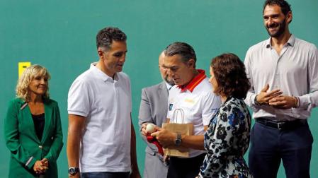 Induráin, anfitrión de la selección española en el Navarra Arena de Pamplona