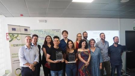 Los ganadores de la app con la consellera de Administraciones Públicas y Modernización, Isabel Castro