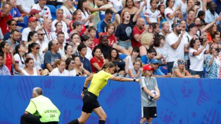 La francesa Frappart, primera mujer en arbitrar una final europea masculina