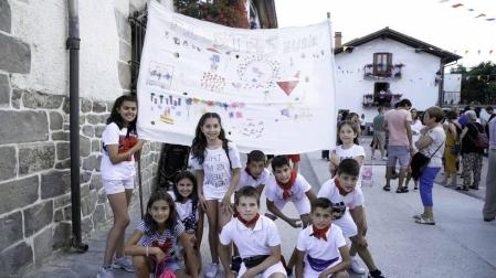 Zubiri homenajeó este viernes, en su primer día festivo, a los que cada año se responsabilizan del torico de fuego