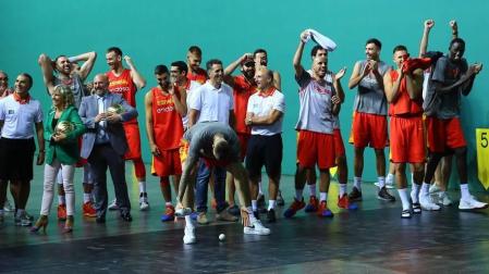 Entrenamiento de la Selección Española de baloncesto y recepción de autoridades. Sergio Llul prueba a jugar a pelota en el fronón del Navarra Arena.