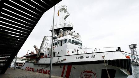 La Guardia Costera italiana evacúa a dos mujeres embarazadas del Open Arms.