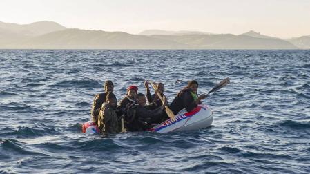 Un grupo de inmigrantes similar al rescatado este sábado trata de cruzar el estrecho.