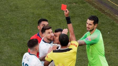 Leonal Messi, en el momento de recibir la tarjeta roja.