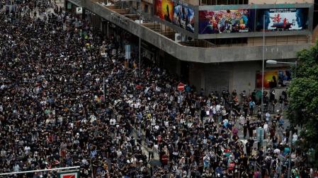 Miles de personas marchan en Hong Kong al grito de "revolución"