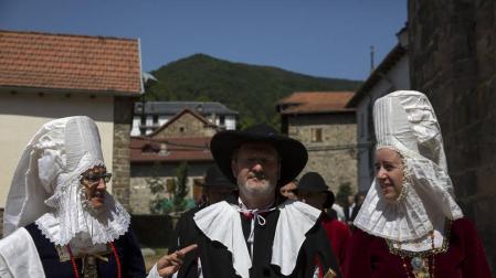 Un traje típico medieval de Isaba que data de los siglos XIII y XIV, en el desfile del Día de la Indumentaria Roncalesa celebrado el año pasado.