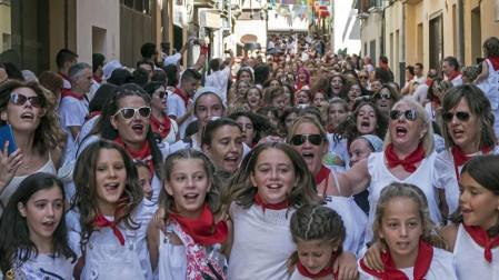 Más de 50 filas con unas 200 mujeres escoltaron este sábado a la corporación al Ayuntamiento