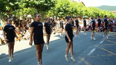 La presidenta y la directora de la ikastola Andra Mari lanzaron el cohete de las fiestas