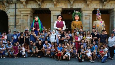 Los niños nacidos en el último año y sus familiares posaron, ya con los pañuelos, frente a los gigantes Beltzazuria, Beraxko, Txiñerratso y Kixkimau.