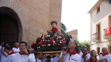 Los hombres de la cuadrilla 'Los Viernazos' portaron la imagen de San Esteban.