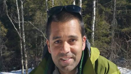 Jonathan Vaz se calienta en medio del bosque en Noruega.
