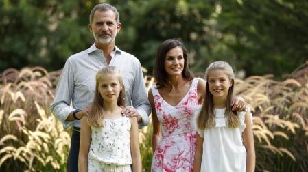 Los reyes y sus hijas vuelven a protagonizar en Marivent el posado de verano