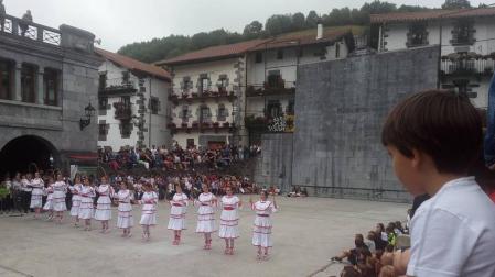 Dantzaris en la actuación de la tarde en la plaza de Leitza.