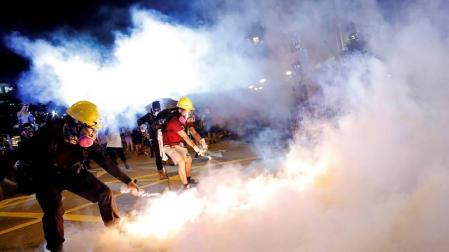 Al menos 20 personas fueron detenidas en la madrugada del domingo 4 de agosto por las protestas celebradas en Hong Kong contra la nueva normativa.