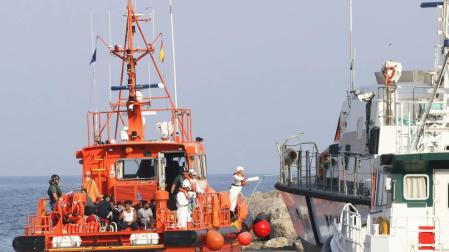 Salvamento Marítimo traslada al puerto de Almería a 27 inmigrantes rescatados en alta mar.