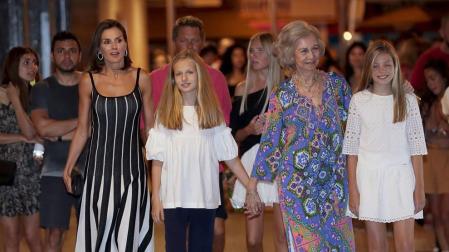 La reina Letizia, sus hijas y doña Sofía visitan el mercadillo de Pollença