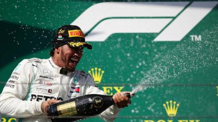 Lewis Hamilton celebra su victoria en el Gran Premio de Hungría.