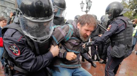 Uno de los detenidos por la policía rusa en la manifestación de Moscú.