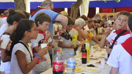 El lunch popular tuvo lugar en el patio de las monjas y la comida fue comprada en tiendas del pueblo.