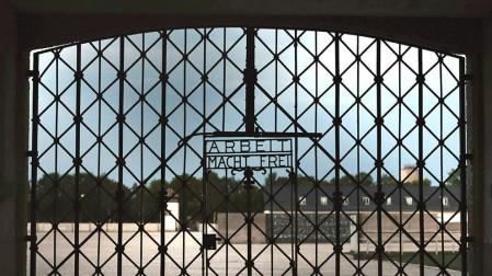 Roban una puerta de Dachau con la frase 'Arbeit macht frei'