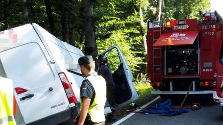 Agentes de la Guardia Civil y personal de Bomberos de Navarra en el lugar del accidente.