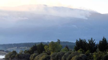 Vista del incendio forestal declarado cerca del Real Sitio de San Ildefonso-La Granja, en la frontera del Parque Nacional de Guadarrama.
