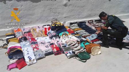 Incautados cientos de productos falsificados para su venta en fiestas de Navarra