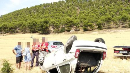 Agentes de la Policía Foral, junto al coche accidentado.