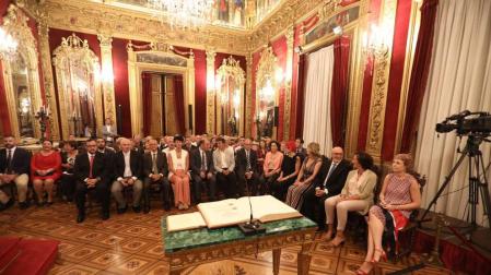 Los familiares arropan a los consejeros en su toma de posesión