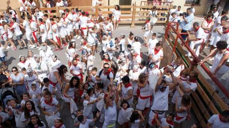 ¡QUÉ EMPIECE LA FIESTA! Decenas de vecinos se congregaron ayer en la plaza del Ayuntamiento de Barillas para ser testigos del inicio festivo.