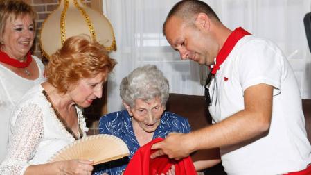 María Luisa García recibe el pañuelo del alcalde, Sergio Vitas.